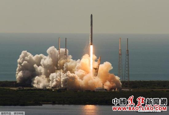 美国太空探索技术公司(SpaceX)6月28日发射一枚猎鹰9号火箭执行国际空间站货运补给任务,火箭升空2分半钟后突然爆炸解体,携带约2500公斤补给的货舱也被炸毁。这是8个月内,空间站补给任务第3次失败。原本计划的火箭回收着陆试验也未能进行。 美国太空探索技术公司(SpaceX)6月28日发射一枚猎鹰9号火箭执行国际空间站货运补给任务,火箭升空2分半钟后突然爆炸解体,携带约2500公斤补给的货舱也被炸毁。这是8个月内,空间站补给任务第3次失败。原本计划的火箭回收着陆试验也未能进行。