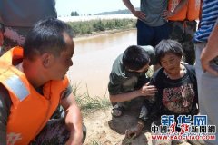 老夫妻骑摩托滑入河 官兵托举救人捞起摩托(图)