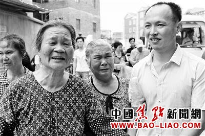 陈夏影祭祖途中与乡亲相遇 陈夏影祭祖途中与乡亲相遇