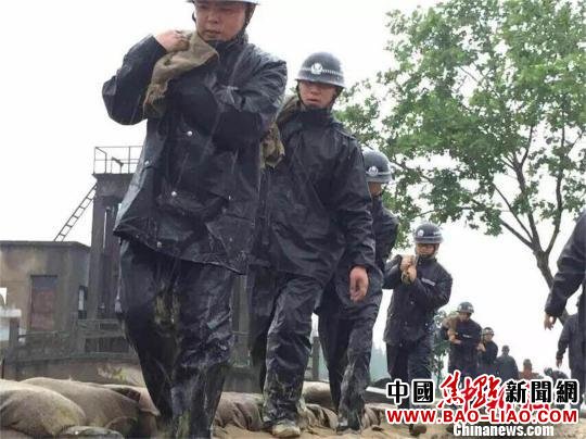 江苏常州遭200年一遇暴雨侵袭 直击公安救灾现场 唐娟 摄 江苏常州遭200年一遇暴雨侵袭 直击公安救灾现场 唐娟 摄