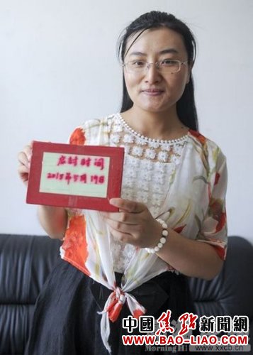 湖南农大老师王伟伟收集139张“梦想纸条”。5年后,她挨个发给学生。图/潇湘晨报记者杨旭 湖南农大老师王伟伟收集139张“梦想纸条”。5年后,她挨个发给学生。图/潇湘晨报记者杨旭