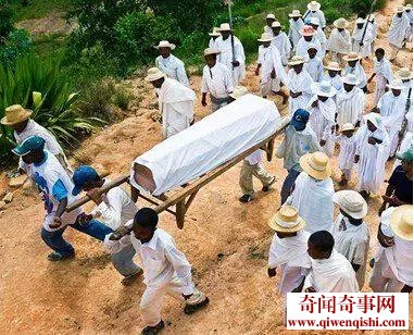 天天奇闻:四川女子被埋葬一星期后从棺材里复活