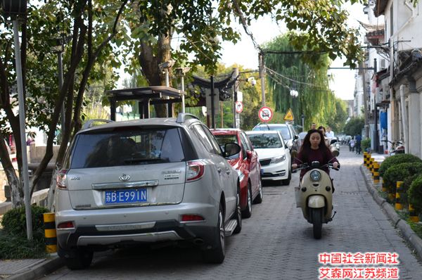 1 官太尉桥路违停严重.jpg