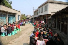 四川南溪:万人齐聚江南镇“吃龙肉”场面震撼