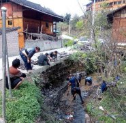 剑河县政法委助力帮扶村修复受损公路