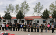 扎兰屯市团市委为贫困农牧民发放致富“鹅雏”