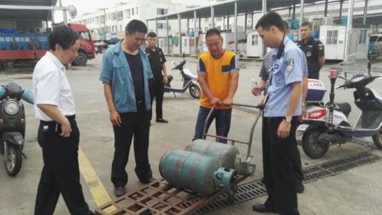 宝山区江阳市场违建随处可见(五) 宝山区江阳市场违建随处可见(五)