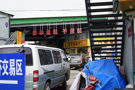 宝山区江阳市场违建随处可见(二) 宝山区江阳市场违建随处可见(二)
