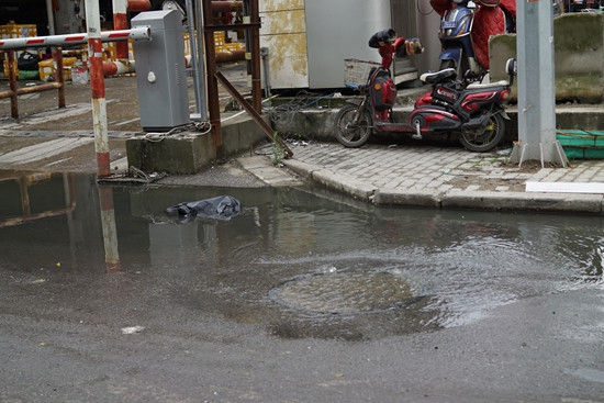 宝山区江阳市场违建造成的道路积水(四) 宝山区江阳市场违建造成的道路积水(四)
