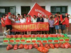 涟源好人刘湘平摆摊卖梨一个月所赚全捐社会弱势