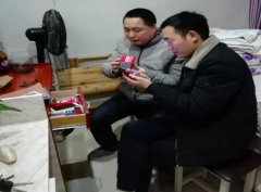 碧江区残联为盲人安装读屏软件并发放听书机