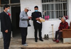河南叶县法院执行干警为九旬老人送去赡养费