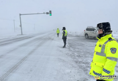 呼伦贝尔市陈旗:春雪纷飞“倒春寒” 交警暖心护归途