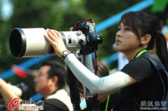 广州亚运会赛场惊现最美摄影师(1)