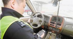 开车玩手机有多危险?低头抬头2秒车子跑偏27米!